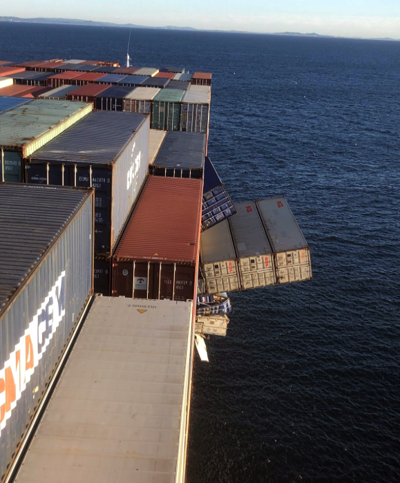 VIDEO: APL England Loses 40 Containers Overboard - FullAvanteNews