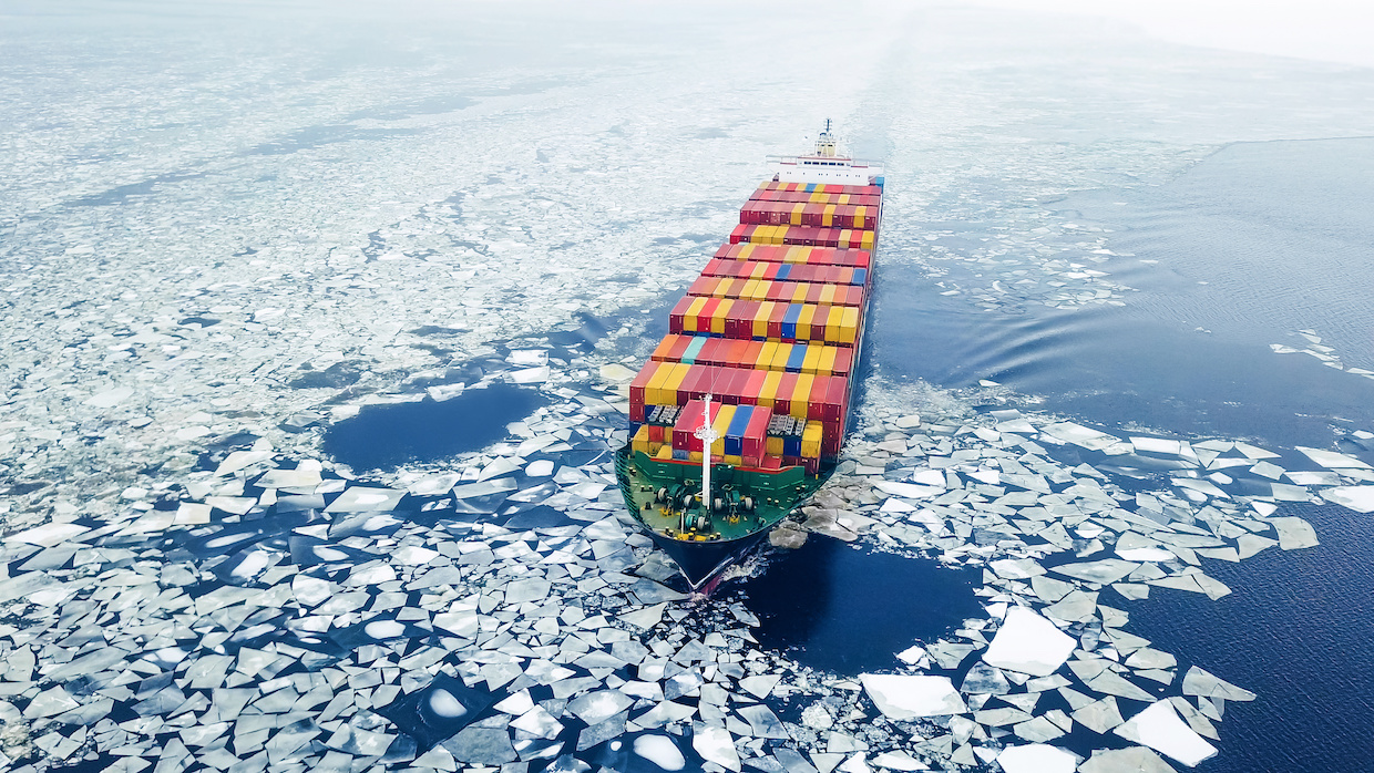 Container ship in the sea at winter time Foto: https://www.transportenvironment.org/challenges/ships/arctic/