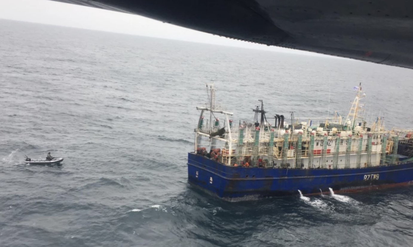 Patrullero Maldonado persiguiendo a le barco de pesca Chino Lu Rong Yuan Yu 06 Foto Armada de Uruguay